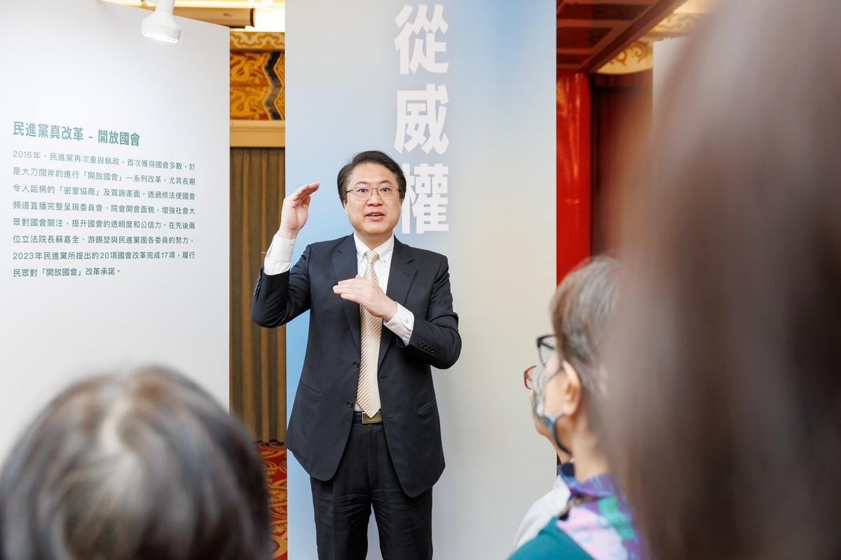  民進黨秘書長林右昌參觀「守護台灣民主路一直走：國會改革歷程影像展」。 圖：民進黨提供 