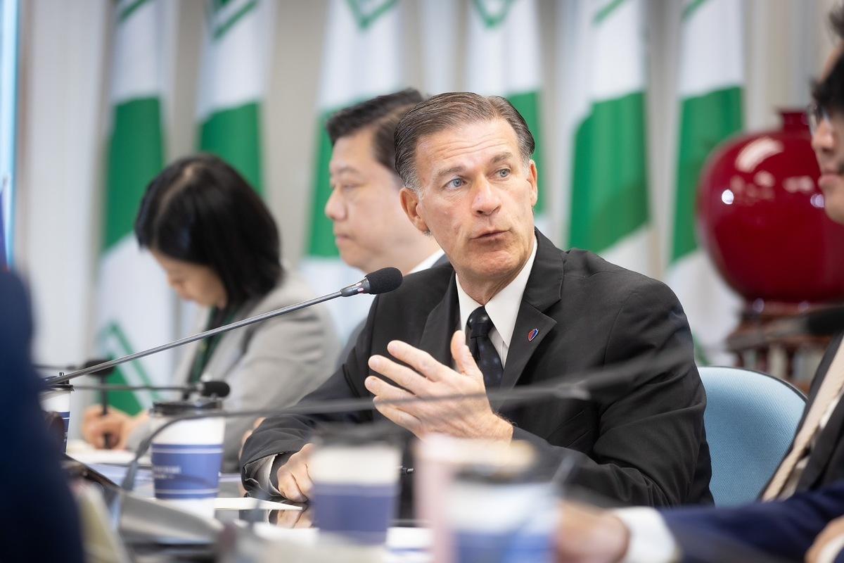  前美軍印太司令阿奎利諾將軍率團拜會，民進黨秘書長林右昌率團接見。 圖：民進黨提供 