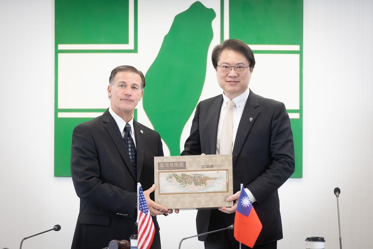  民進黨秘書長林右昌接見前美軍印太司令阿奎利諾將軍（Adm. John C. Aquilino）訪團一行。 圖：民進黨提供 