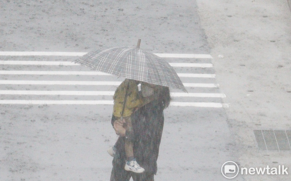 鋒面接近水氣增加！專家：午後全台有雨「東北部」恐有局部大雷雨