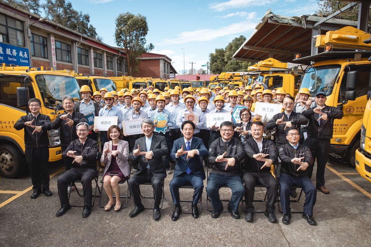  總統賴清德在總統府發言人郭雅慧陪同下，慰勉台電颱風搶修復電人員。 圖：總統府提供 