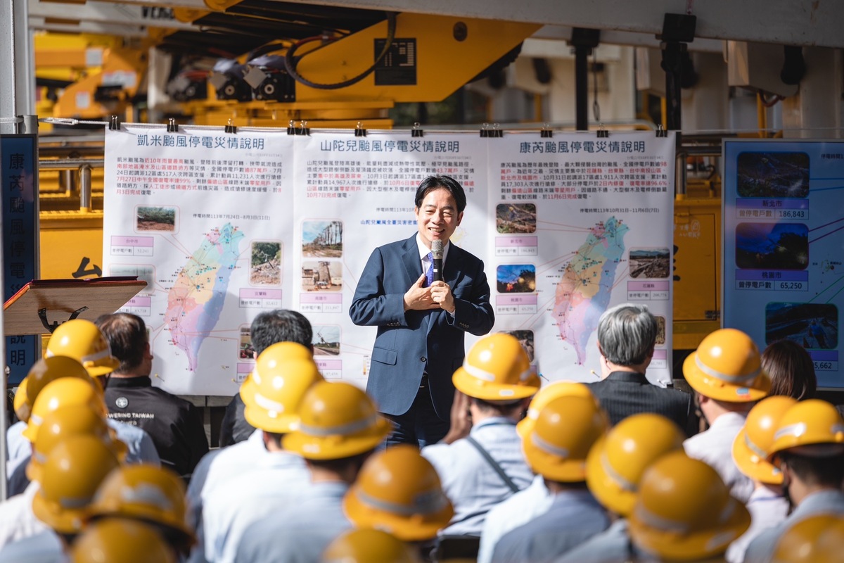  總統賴清德慰勉台電颱風搶修復電人員。 圖：總統府提供 