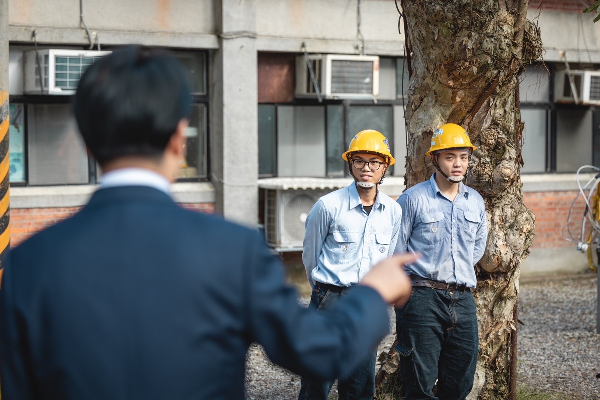  總統賴清德前往台電北南區處木柵配電中心，慰勉台電颱風搶修復電人員。 圖：總統府提供 