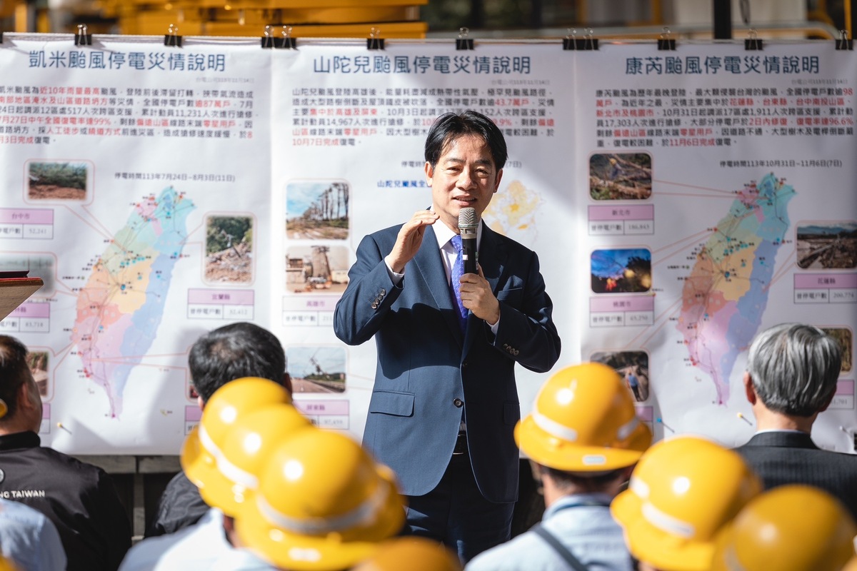  總統賴清德前往台電北南區處木柵配電中心，慰勉台電颱風搶修復電人員。 圖：總統府提供 
