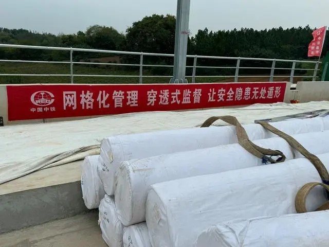  中鐵七局施工現場，醒目的宣傳標語下，記者發現使用的彈性墊層不合格。 圖:擷自騰訊網《瀟湘晨報》 