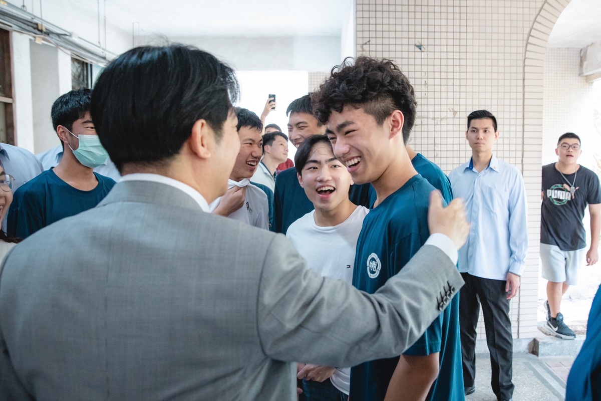  總統賴清德前往師大附中，訪視教育部青少年心理健康支持辦理情形。 圖：總統府提供 