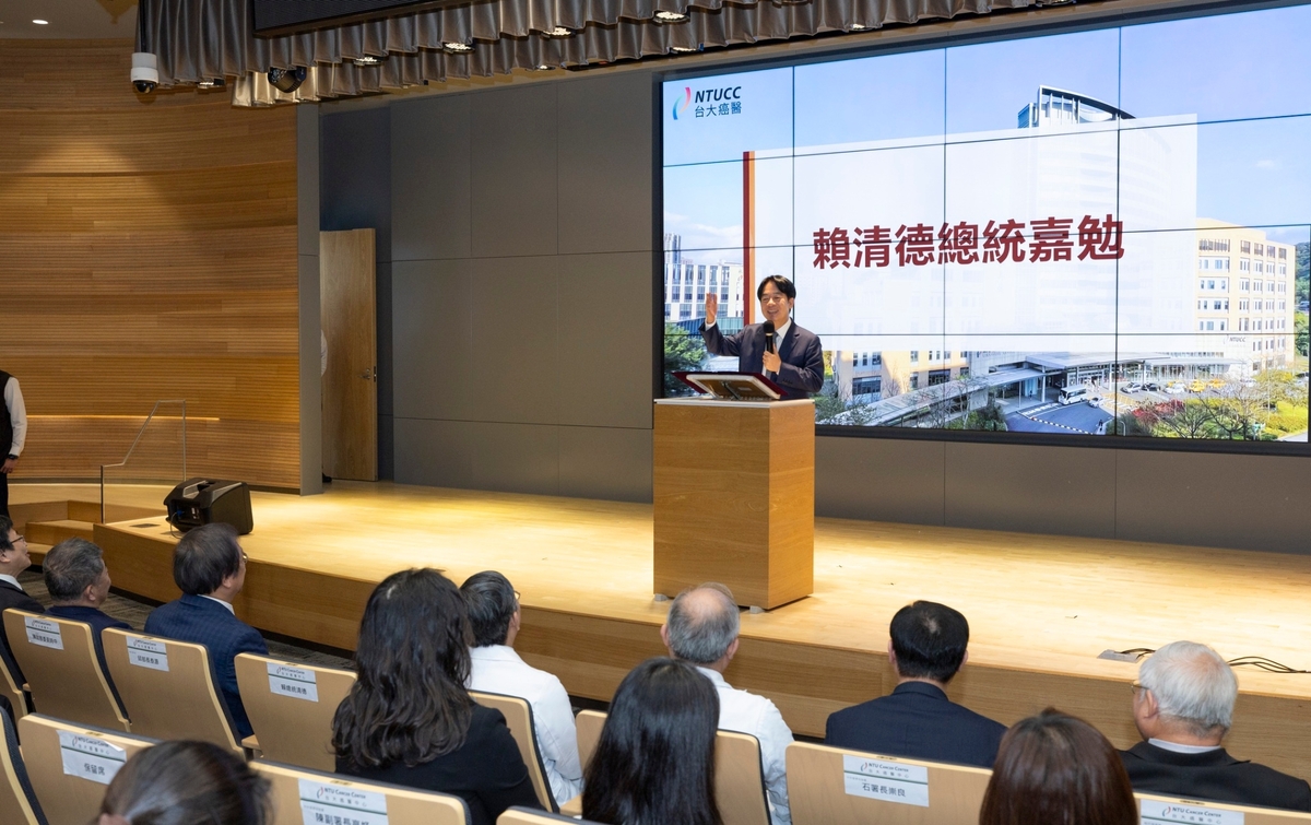  總統賴清德訪視台大醫院癌醫中心分院。 圖：總統府提供 