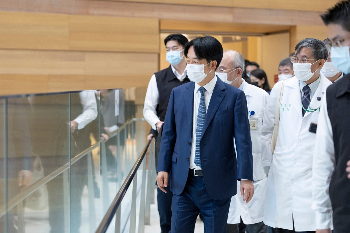  總統賴清德訪視台大醫院癌醫中心分院。 圖：總統府提供 