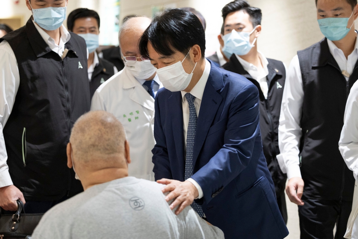  總統賴清德訪視台大醫院癌醫中心分院。 圖：總統府提供 