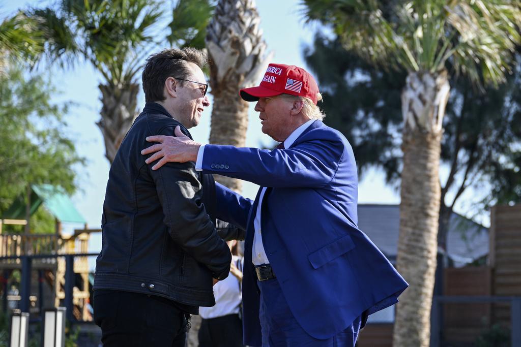 ▲川普與其盟友、富豪馬斯克（Elon Musk）因不滿南非政府近期推動的土地改革政策，指其「歧視白人」，並對南非政府表達強烈不滿。 圖：達志影像／美聯社 