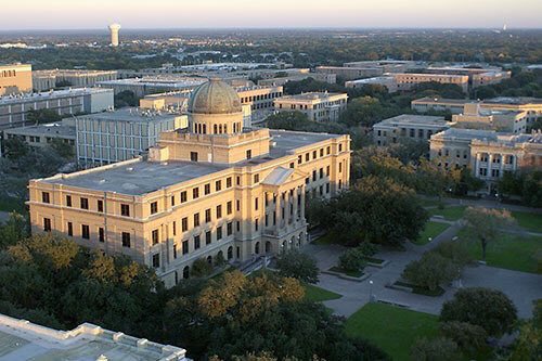 她在德州農工大學（Texas A&M University）獲得農業發展的理學學士學位，隨後轉向法律領域，成為律師。圖: 擷自X帳號@TheHistoryofTX 