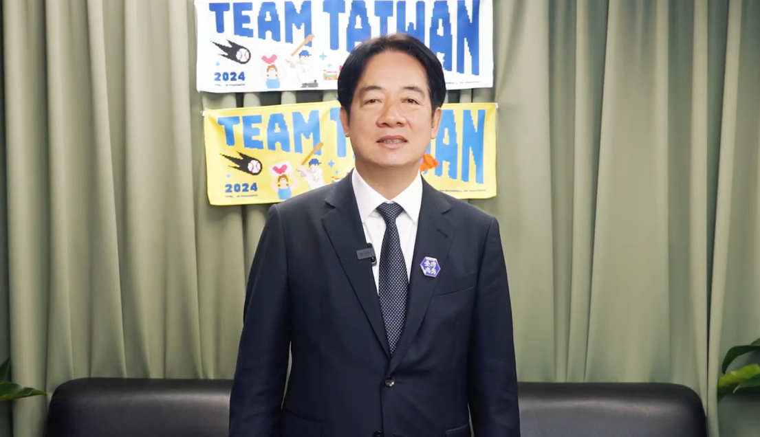  12強台灣代表團成員於晚間搭乘華航班機返抵國門，總統賴清德特別錄製影片於機上播放，感謝台灣英雄。 圖：總統府提供 