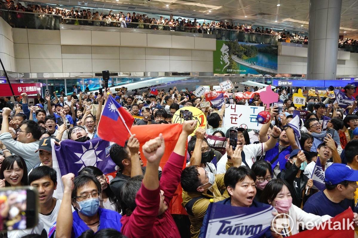  12強台灣隊返抵國門，大批國人前往接機，歡迎台灣英雄凱旋歸國。 圖：張良一/攝 