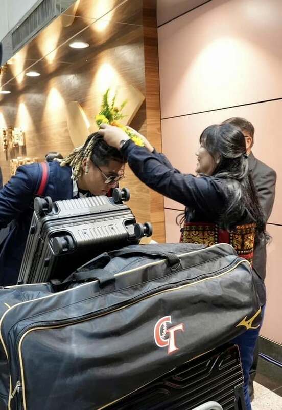  民進黨立委伍麗華為吉力吉撈等冠軍選手獻上花環。 圖：翻攝自伍麗華臉書 