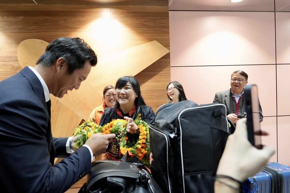  民進黨立委伍麗華為台灣隊冠軍教練高國輝獻上花環。 圖：翻攝自伍麗華臉書 