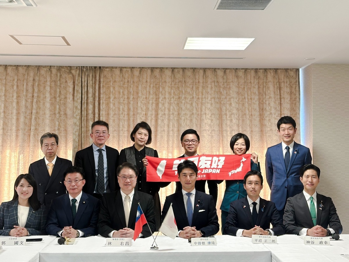  民進黨秘書長林右昌率團拜會自民黨青年局。 圖：翻攝自郭國文臉書 