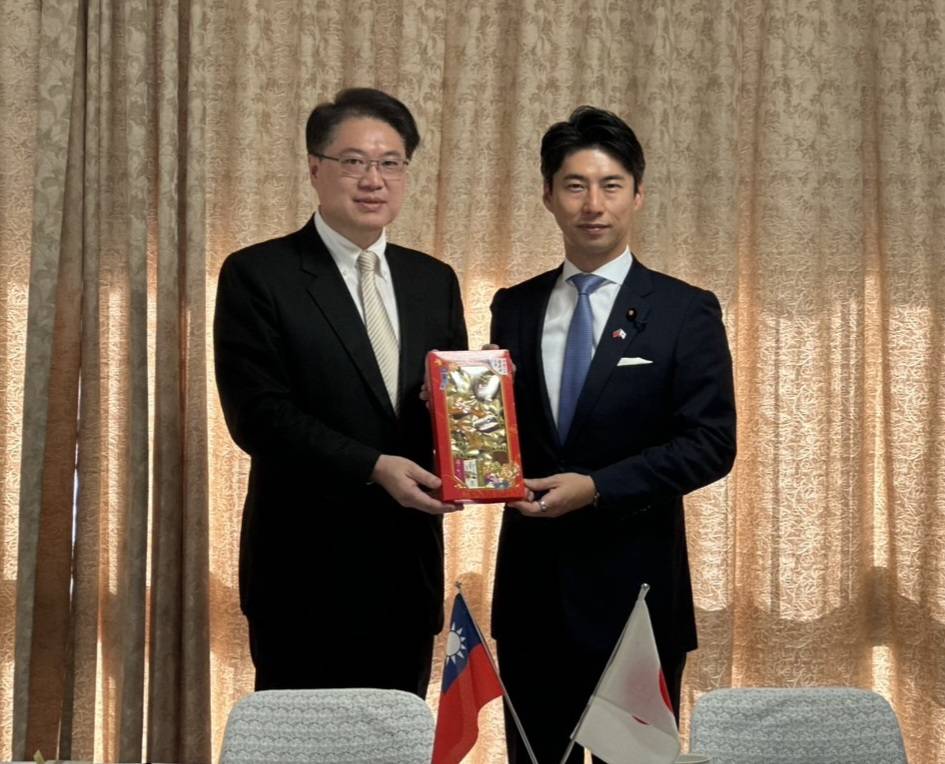 民進黨秘書長林右昌(左)、自民黨青年局長中曾根康隆。 圖:民進黨提供 民進黨秘書長林右昌(左)、自民黨青年局長中曾根康隆。 圖:民進黨提供