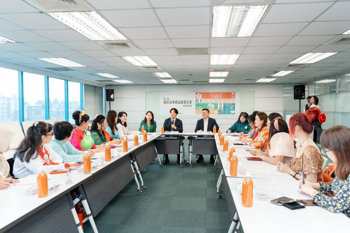  民進黨新住民部舉辦第二屆新住民事務諮詢委員會授證典禮，兼任黨主席的總統賴清德出席。 圖：民進黨提供 