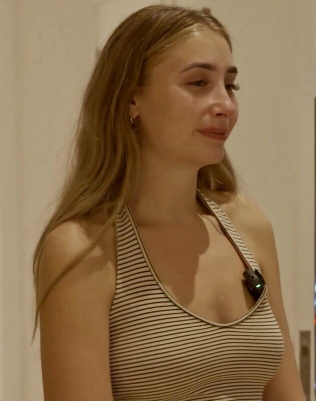  莉莉 · 菲利普斯為了他的訂閱平台製作所謂的「刺激性內容」，在今年 10 月完成這項挑戰。雖然他起初聲稱「很享受」，但事後回憶時卻忍不住淚流滿面。 圖: 擷自X帳號@Isabell86989142 