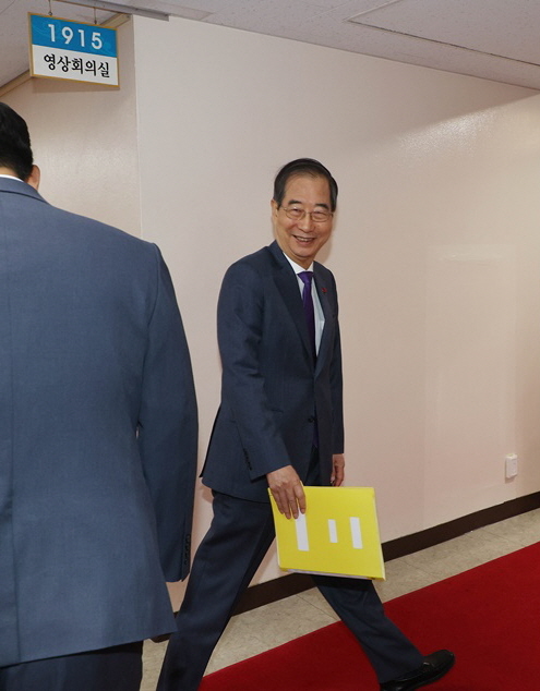  根據南韓憲法，彈劾案通過後，總統職務即刻停止，由國務總理韓悳洙代理總統職務。 圖: 擷自X帳號@Borzoi_Riga 