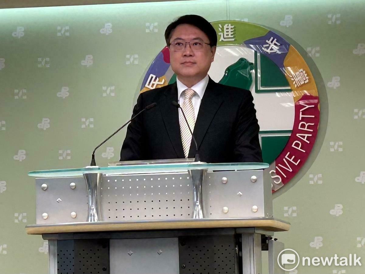  民進黨秘書長林右昌下午親上火線，痛批國民黨毀憲亂政，大搞國會戒嚴。 圖：黃宣尹攝 