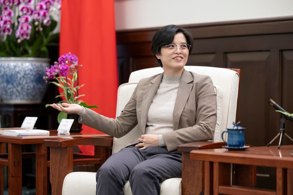  《臺灣漫遊錄》作者楊双子與總統賴清德會面。 圖：總統府提供 