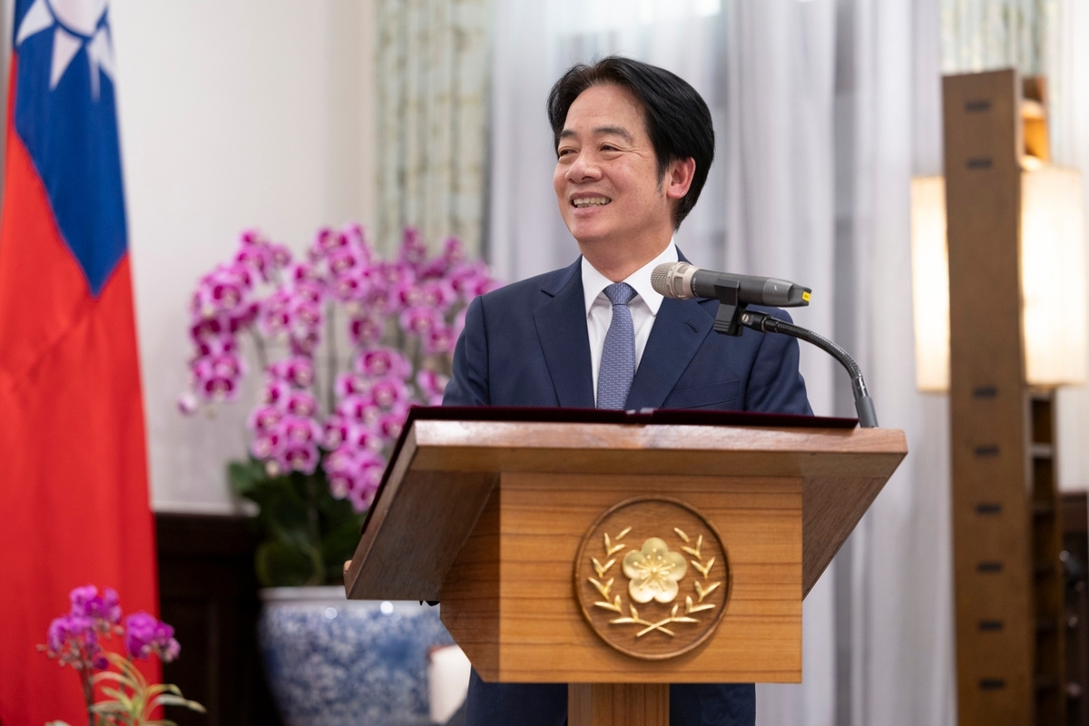  總統賴清德接見《臺灣漫遊錄》作者楊双子及譯者金翎。 圖：總統府提供 