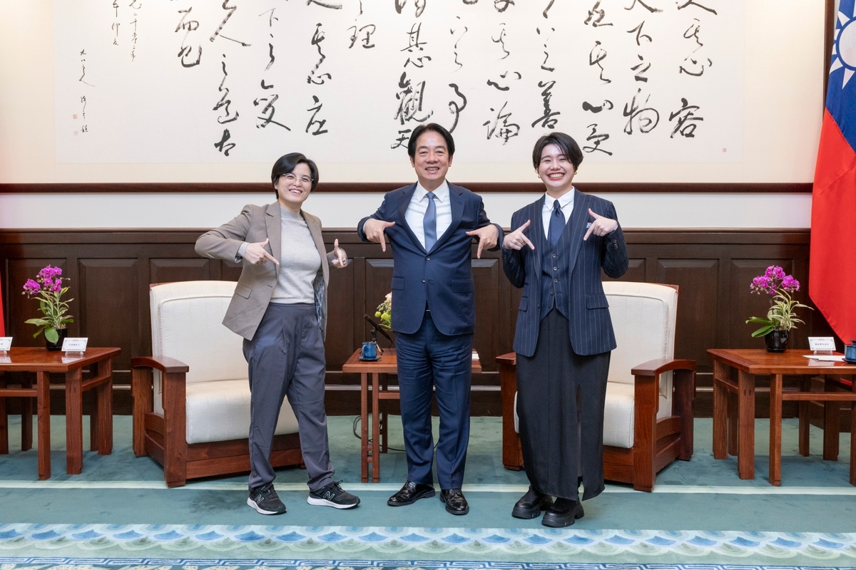  總統賴清德接見《臺灣漫遊錄》作者楊双子及譯者金翎。 圖：總統府提供 