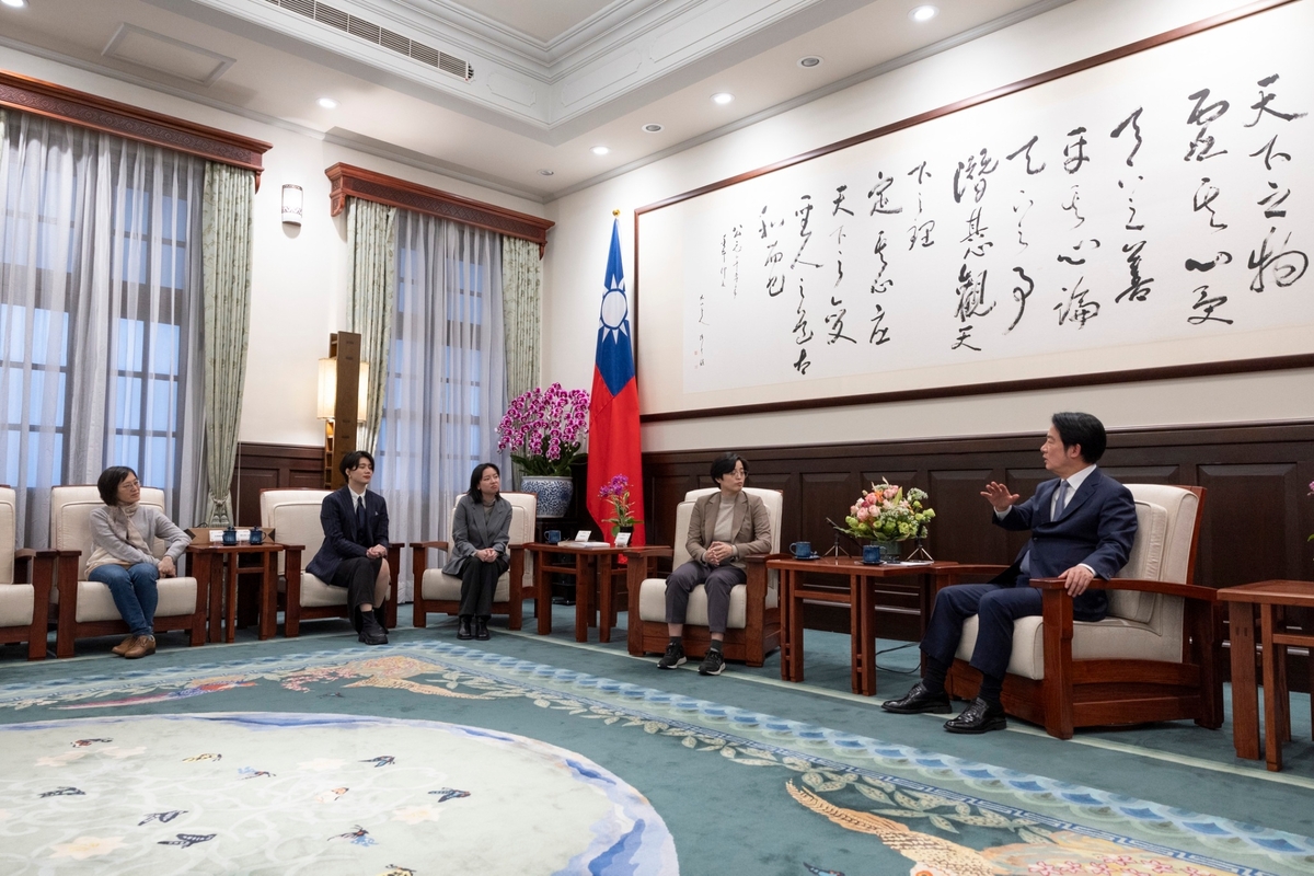  總統賴清德接見《臺灣漫遊錄》作者楊双子及譯者金翎。 圖：總統府提供 