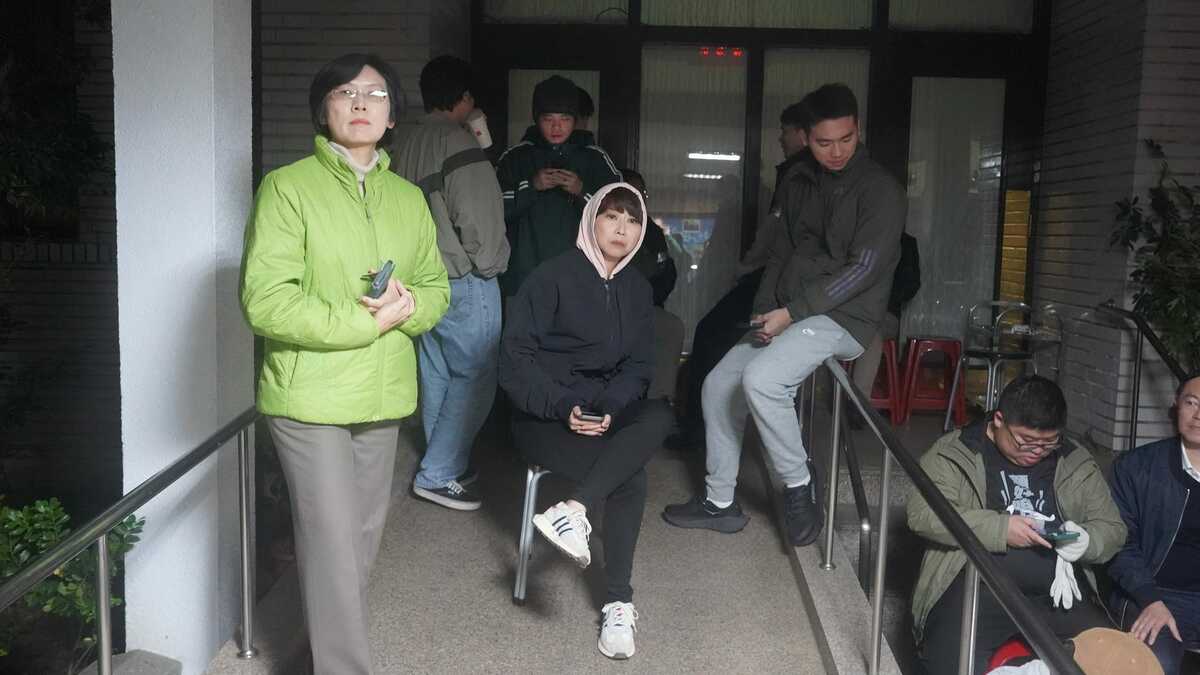  民進黨立委堅守議場，防堵國民黨強推爭議三法。 圖：翻攝自劉建國臉書 