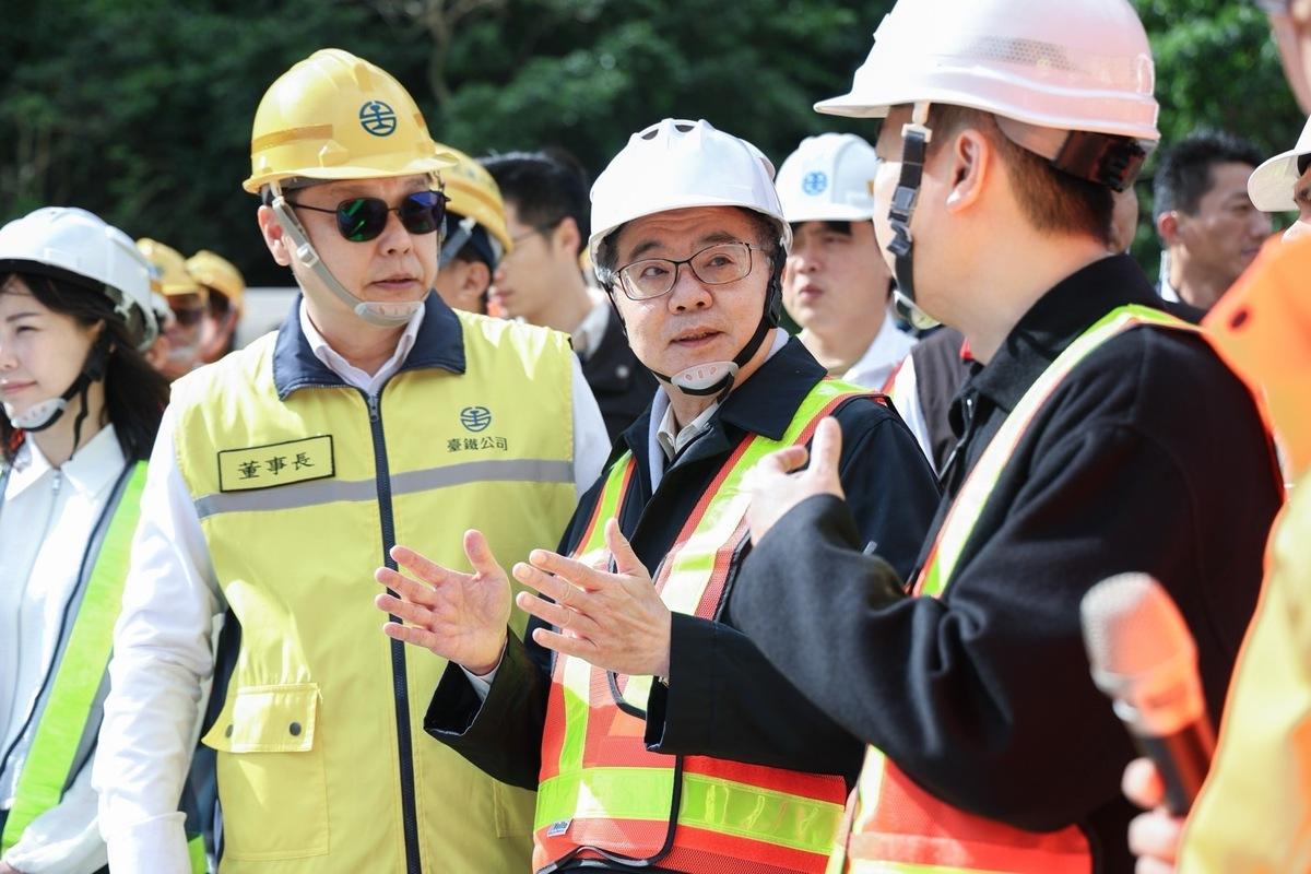  行政院長卓榮泰赴花蓮，視察台鐵西小清水溪橋緊急復原工程。 圖：行政院提供 