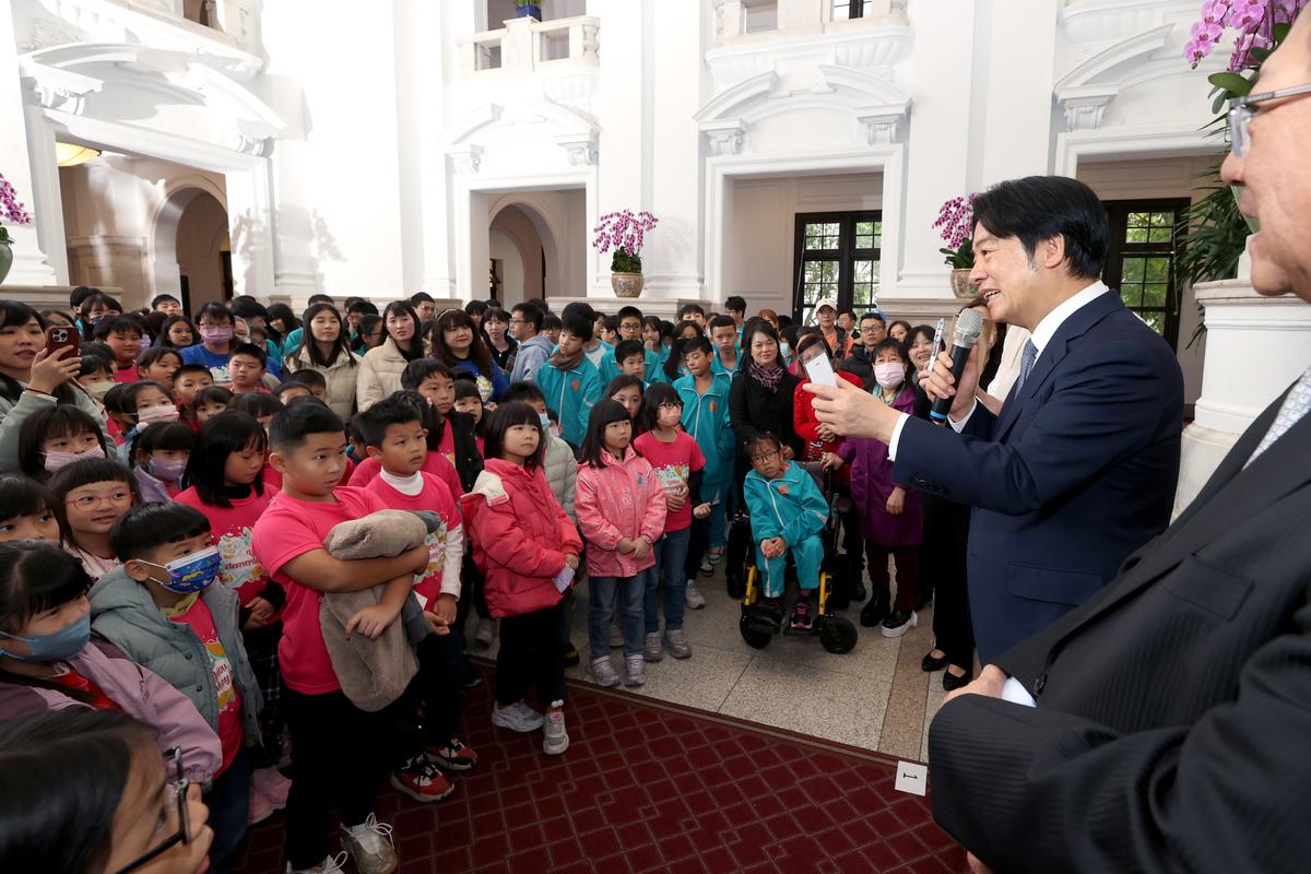  總統賴清德邀請萬里國中小師生參觀總統府。 圖：總統府提供 