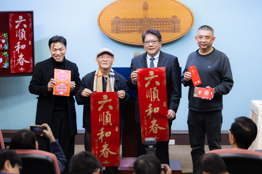  總統府秘書長潘孟安等人介紹2025春聯、福袋、紅包袋、賀卡。 圖：總統府提供 