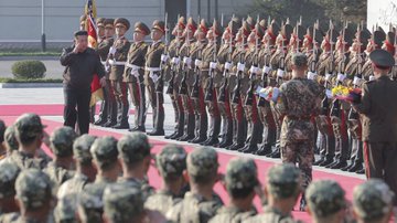  防止投敵、訓練模式單一和裝備不足，為北韓士兵的群聚衝鋒戰術的原因。 圖: 擷自X帳號@LUOXIANGZY 