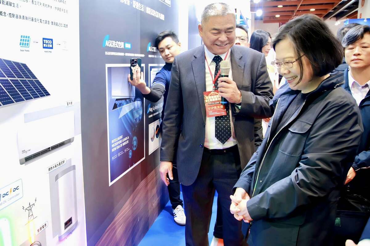  前總統蔡英文赴世貿參觀電器空調影音大展。 圖：翻攝自蔡英文臉書 