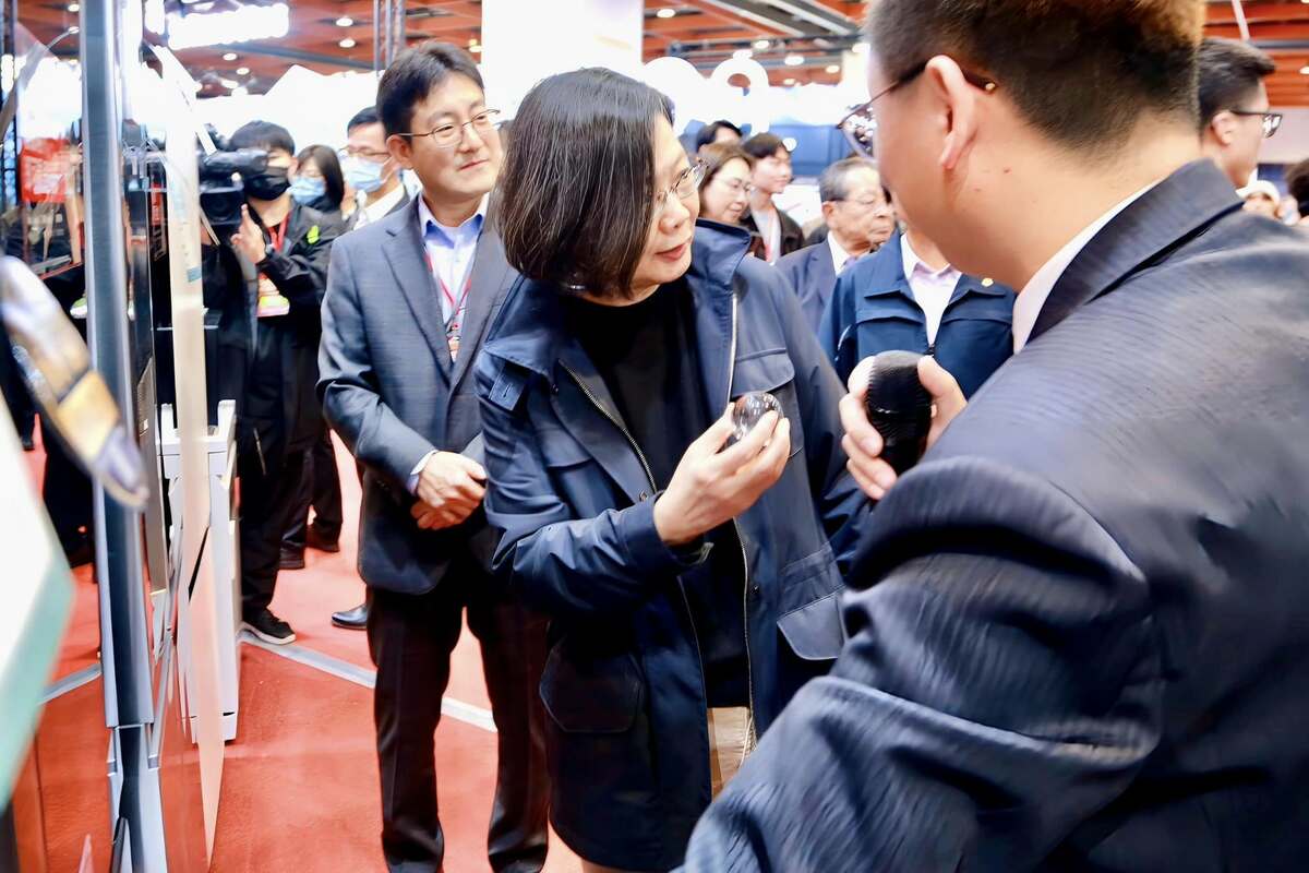  前總統蔡英文赴世貿參觀電器空調影音大展。 圖：翻攝自蔡英文臉書 