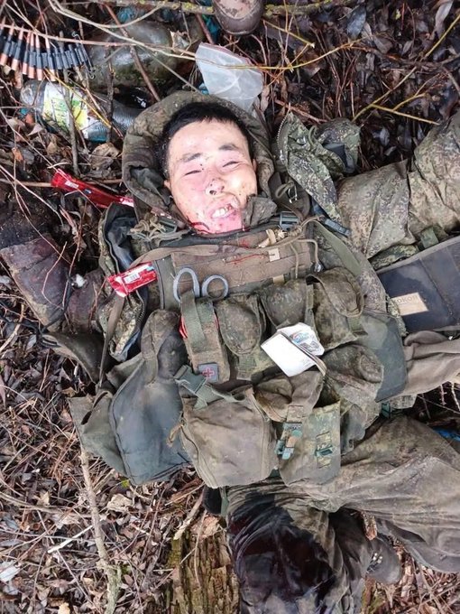  平頭哥洪明在影片中勸阻其他中國人不要赴俄參軍，並表示如果活下來會報平安。然而，最終他在任務中犧牲，結束了短暫的軍旅生涯。 圖:擷自X帳號@PentagonN13 