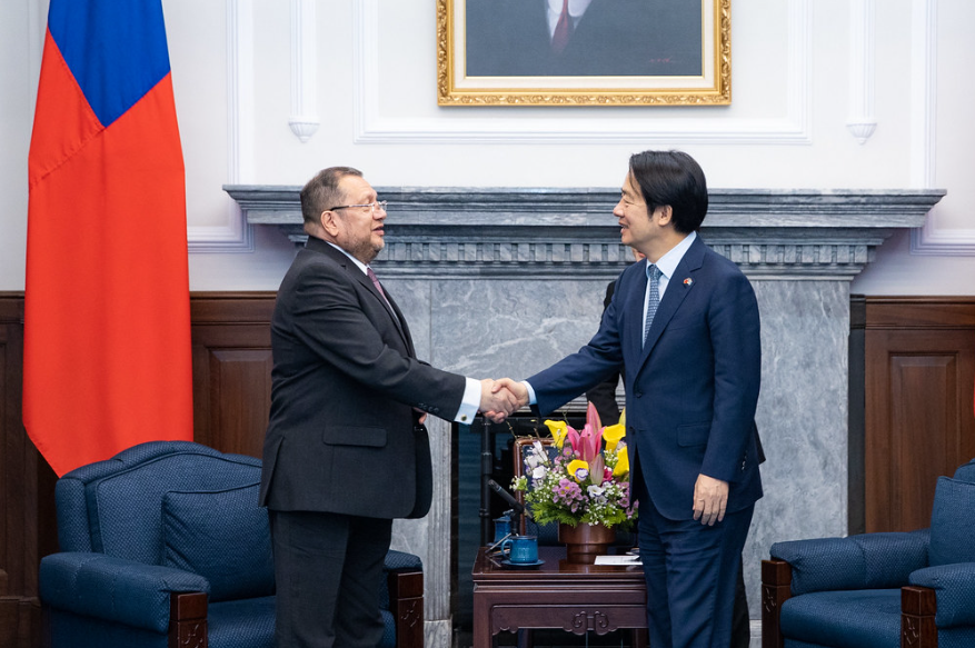  總統賴清德接受瓜地馬拉新任駐台特命全權大使艾特維（Luis Raúl Estévez López）呈遞到任國書。 圖：總統府提供 