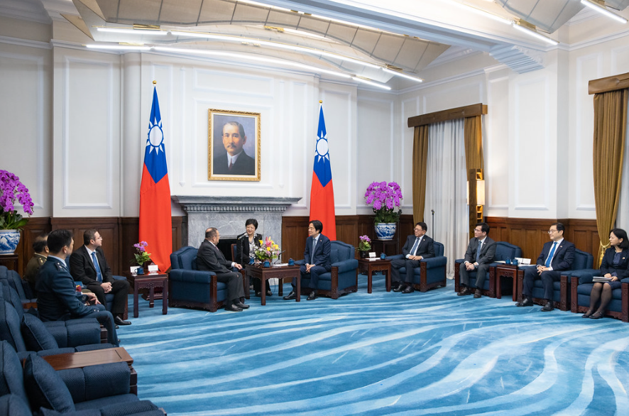  總統賴清德接受瓜地馬拉新任駐台特命全權大使艾特維（Luis Raúl Estévez López）呈遞到任國書。 圖：總統府提供 