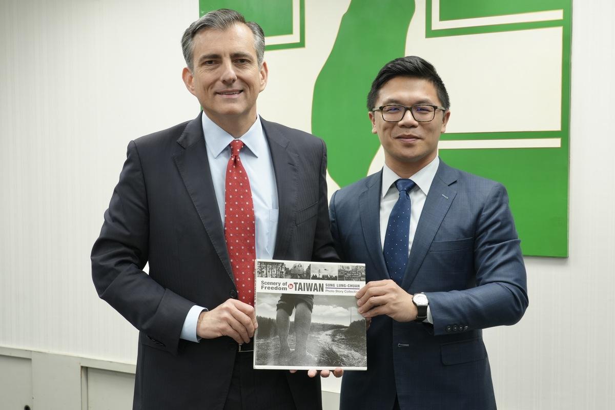  美國雷根總統基金會暨紀念中心（RRPFI）會長兼執行長楚里歐（David Trulio）及訪團拜訪民進黨，民進黨國際部代理主任陳文昊接見。 圖：民進黨提供 