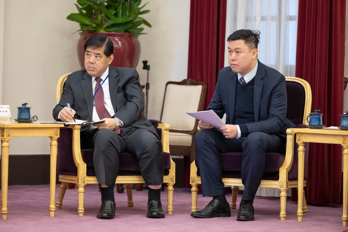  外交部次長陳立國（左）、總統府發言人李問陪同接見美國雷根總統基金會暨紀念中心訪問團。 圖：總統府提供 
