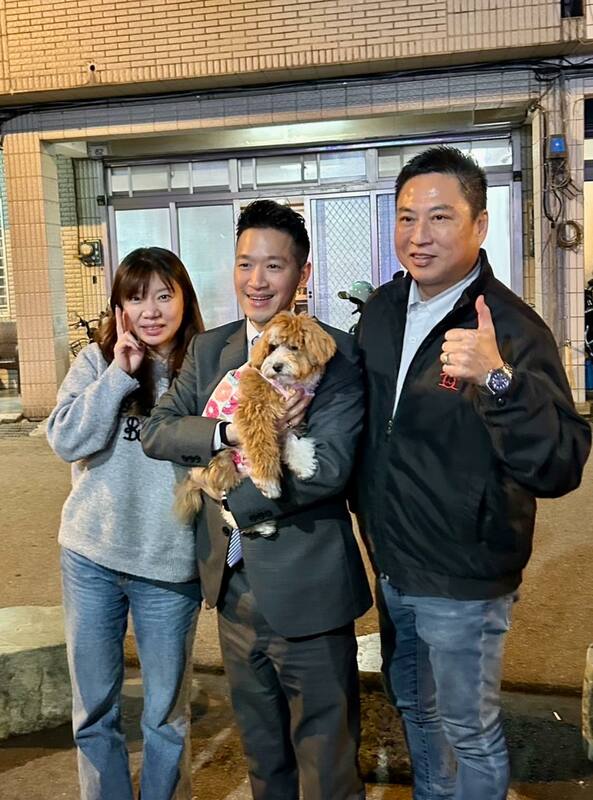  總統府副秘書長何志偉行程間與毛小孩互動。 圖：翻攝自何志偉臉書 