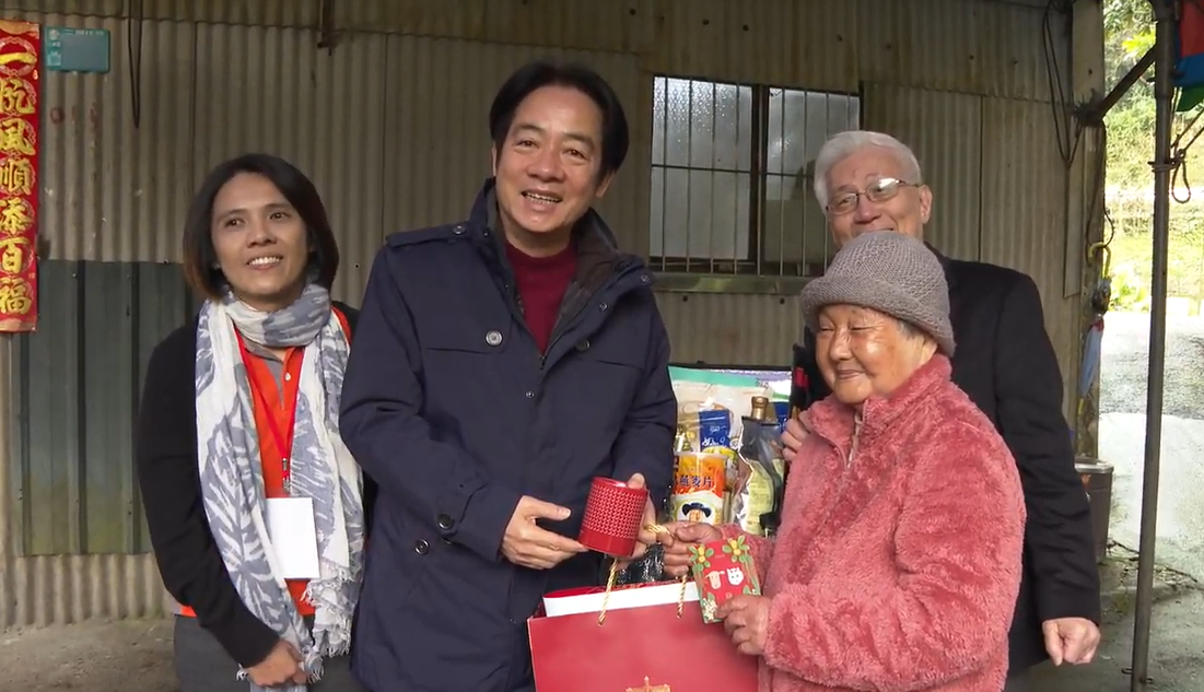  總統賴清德赴三峽陪伴獨居長輩提前過年。 圖：總統府提供 