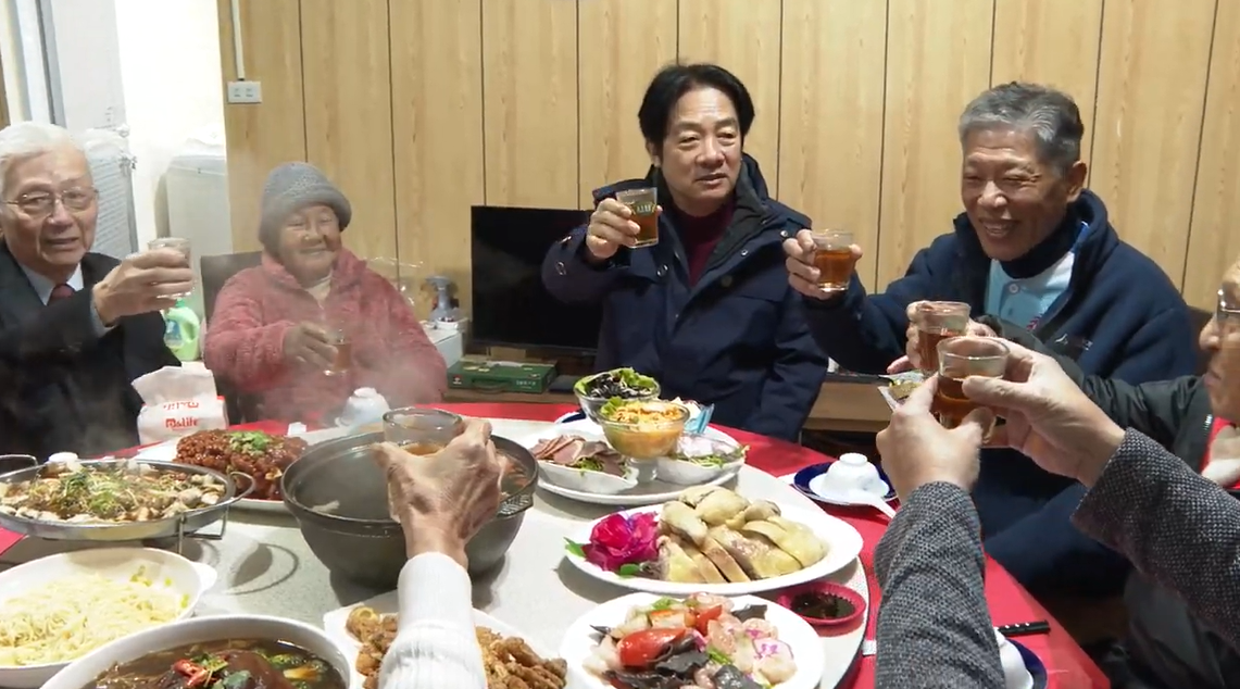  總統賴清德赴三峽陪伴獨居長輩提前過年，眾人一同圍爐。 圖：總統府提供 