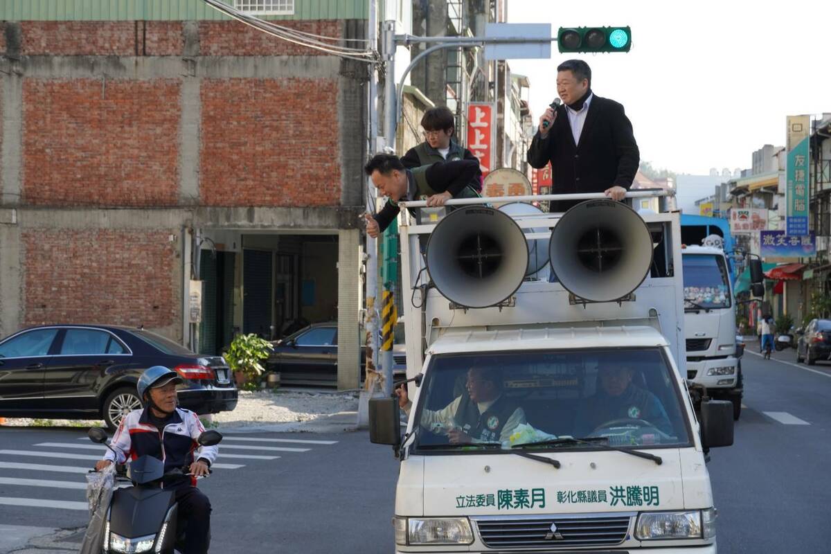  南投縣議員蔡銘軒力拚勝選草屯鎮長，民進黨副秘書長何博文陪同車隊掃街力挺。 圖：民進黨提供 