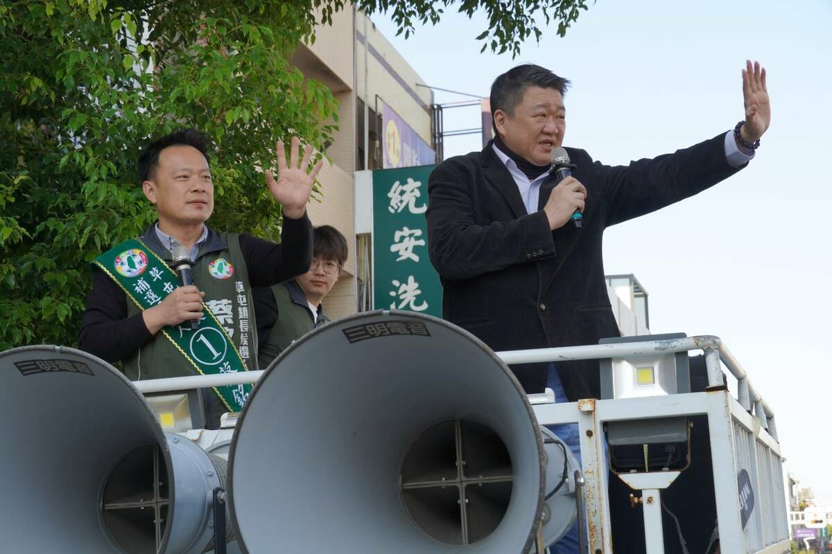  南投縣議員蔡銘軒力拚勝選草屯鎮長，民進黨副秘書長何博文陪同車隊掃街力挺。 圖：民進黨提供 