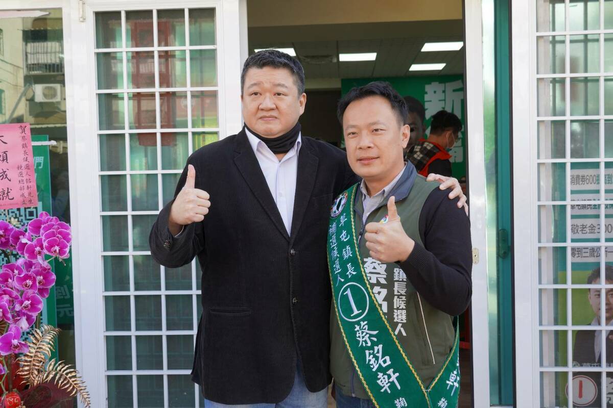  南投縣議員蔡銘軒力拚勝選草屯鎮長，民進黨副秘書長何博文陪同車隊掃街力挺。 圖：民進黨提供 