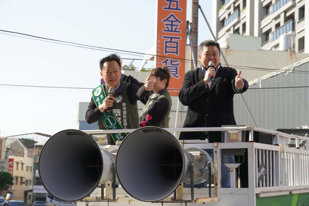  南投縣議員蔡銘軒力拚勝選草屯鎮長，民進黨副秘書長何博文陪同車隊掃街力挺。 圖：民進黨提供 