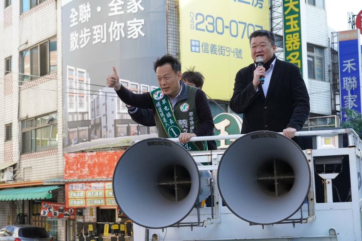 民進黨副秘書長何博文選前陪同蔡銘軒車隊掃街。 圖：民進黨提供 