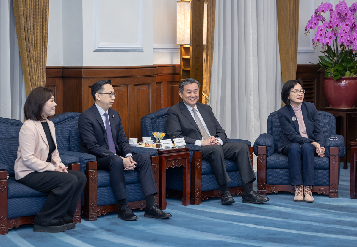 總統賴清德會晤美國總統就職典禮慶賀團,民進黨立委王定宇(右2)為慶賀團成員之一。 圖:總統府提供 總統賴清德會晤美國總統就職典禮慶賀團,民進黨立委王定宇(右2)為慶賀團成員之一。 圖:總統府提供